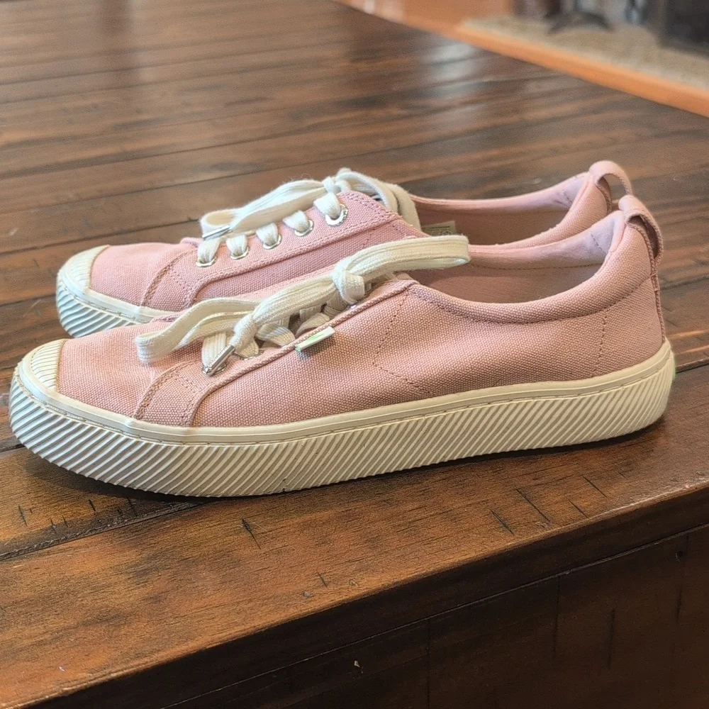 Cariuma OCA Low Sneaker